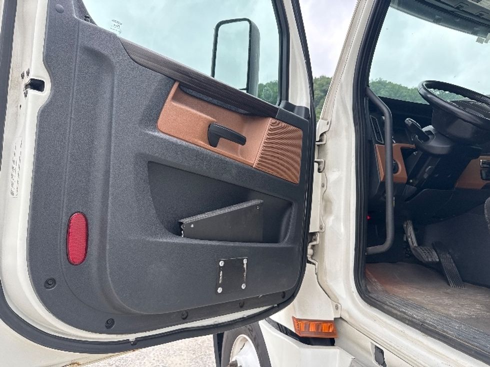 Sleeper Tractor-Heavy Duty Tractors-Freightliner-2020-T12664ST-Huntington-WV-563,314\n\t\tmiles-$ 54,250 - Image 9