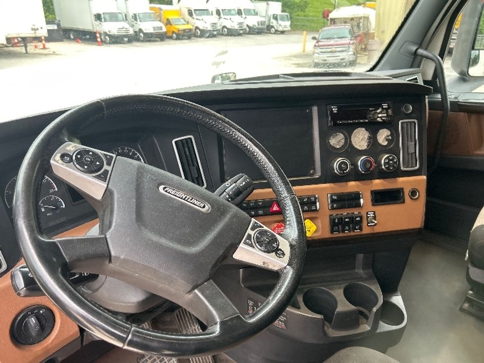 Sleeper Tractor-Heavy Duty Tractors-Freightliner-2020-T12664ST-Huntington-WV-581,048\n\t\tmiles-$ 53,000 - Image 11