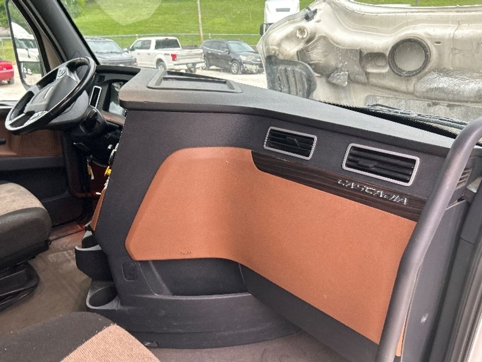 Sleeper Tractor-Heavy Duty Tractors-Freightliner-2020-T12664ST-Huntington-WV-581,048\n\t\tmiles-$ 53,000 - Image 14