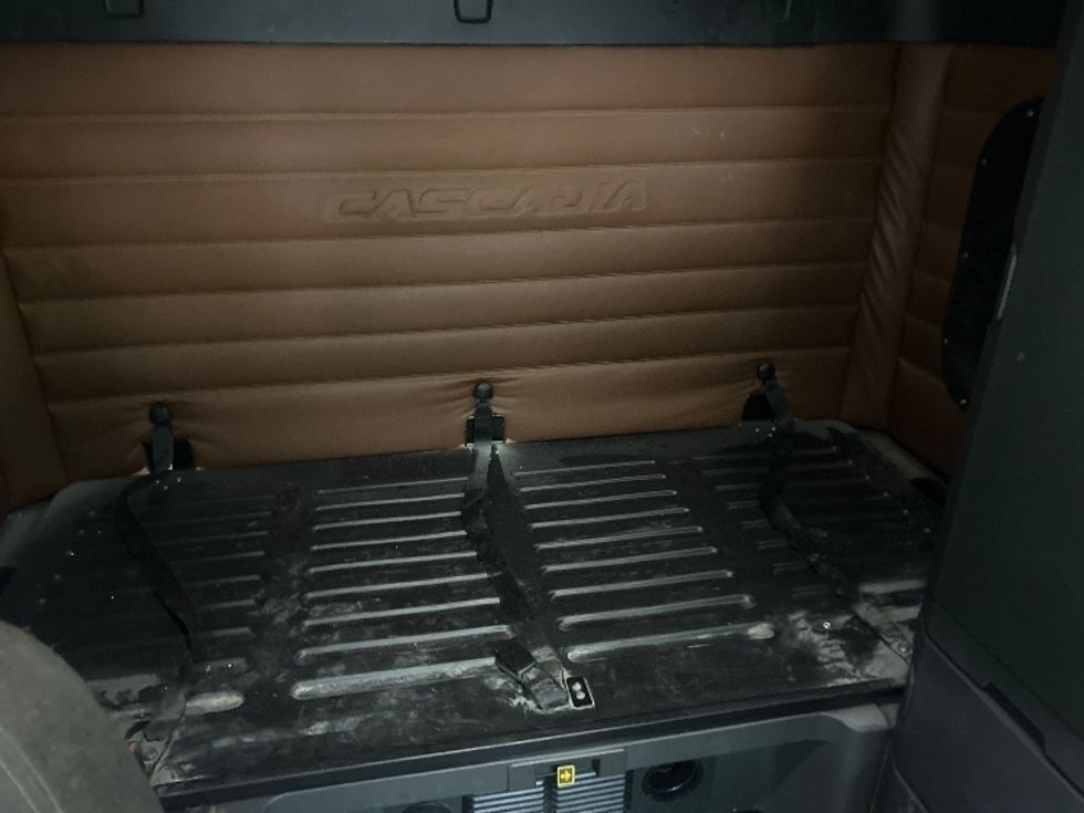 Sleeper Tractor-Heavy Duty Tractors-Freightliner-2020-T12664ST-Huntington-WV-581,048\n\t\tmiles-$ 53,000 - Image 16