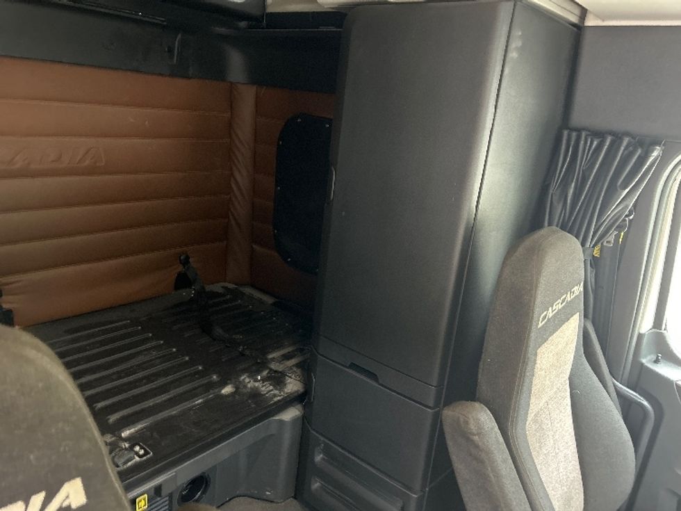 Sleeper Tractor-Heavy Duty Tractors-Freightliner-2020-T12664ST-Huntington-WV-581,048\n\t\tmiles-$ 53,000 - Image 17