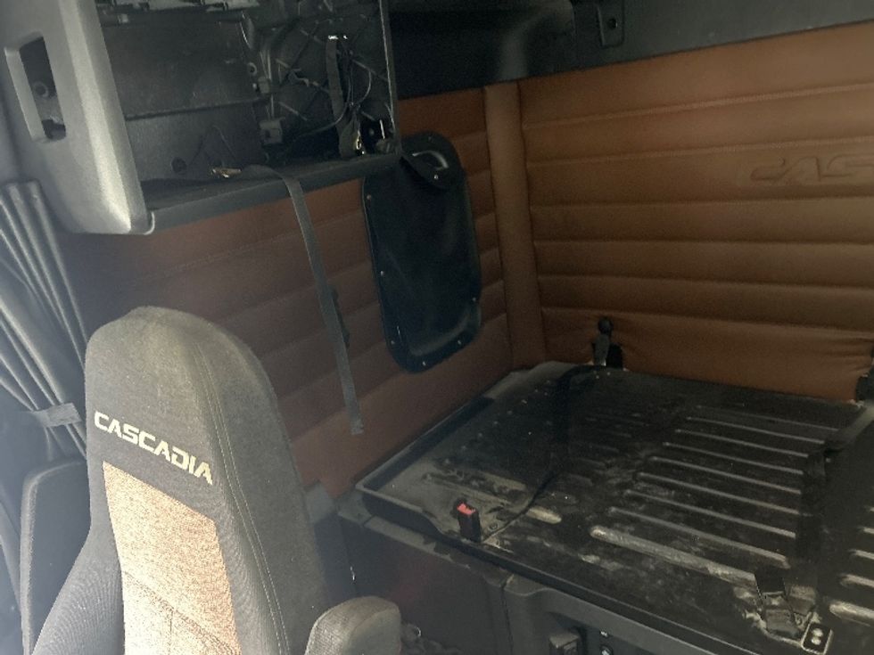 Sleeper Tractor-Heavy Duty Tractors-Freightliner-2020-T12664ST-Huntington-WV-581,048\n\t\tmiles-$ 53,000 - Image 18