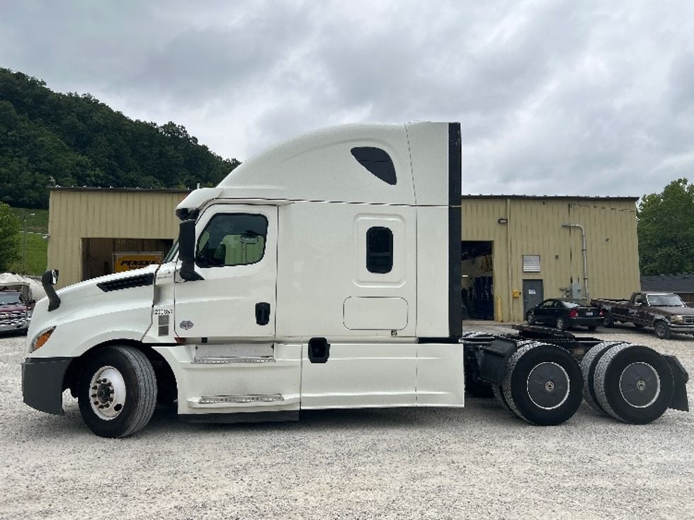 Sleeper Tractor-Heavy Duty Tractors-Freightliner-2020-T12664ST-Huntington-WV-581,048\n\t\tmiles-$ 53,000 - Image 4