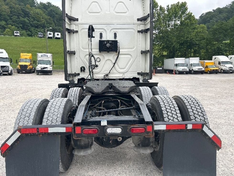 Sleeper Tractor-Heavy Duty Tractors-Freightliner-2020-T12664ST-Huntington-WV-581,048\n\t\tmiles-$ 53,000 - Image 6