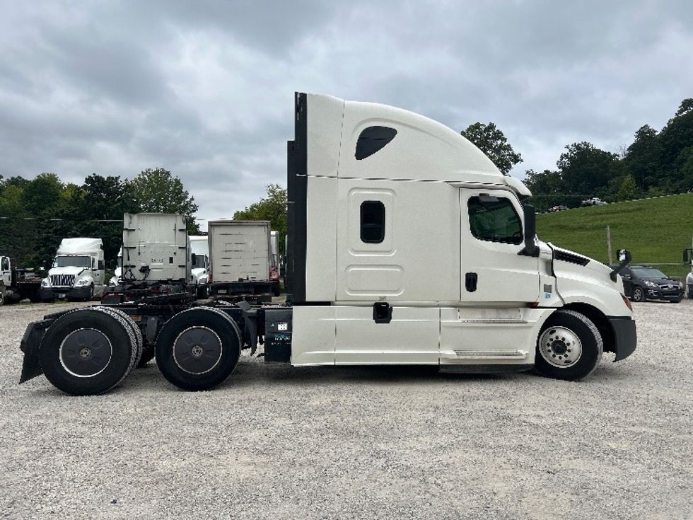 Sleeper Tractor-Heavy Duty Tractors-Freightliner-2020-T12664ST-Huntington-WV-581,048\n\t\tmiles-$ 53,000 - Image 8