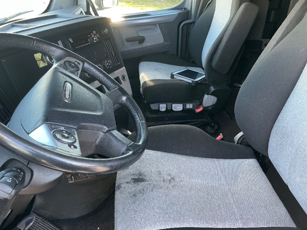2020 Freightliner Cascadia 126" Sleeper Cab photo 10