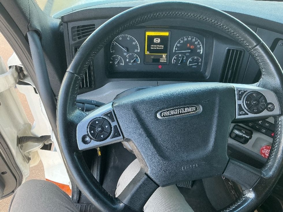 2020 Freightliner Cascadia 126" Sleeper Cab photo 11