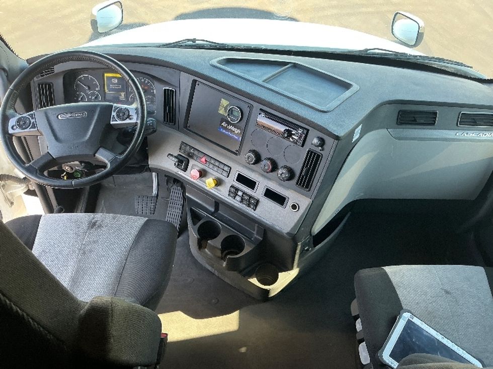 2020 Freightliner Cascadia 126" Sleeper Cab photo 12