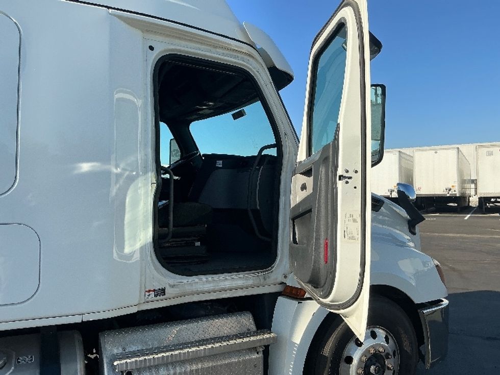 2020 Freightliner Cascadia 126" Sleeper Cab photo 13