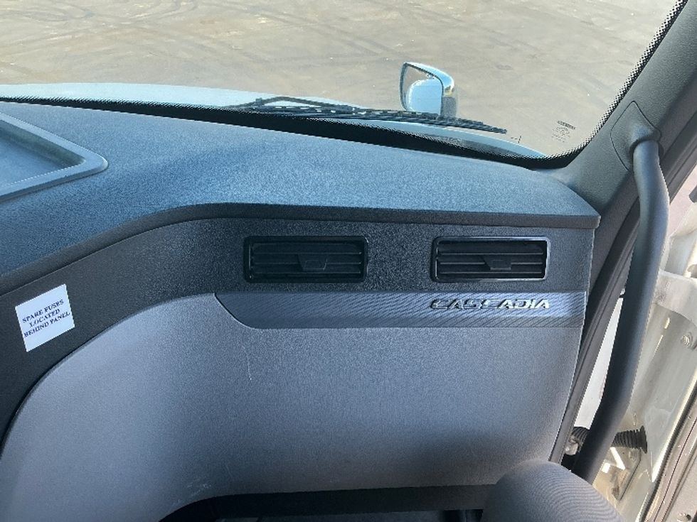 2020 Freightliner Cascadia 126" Sleeper Cab photo 14