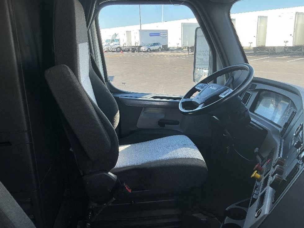 2020 Freightliner Cascadia 126" Sleeper Cab photo 15
