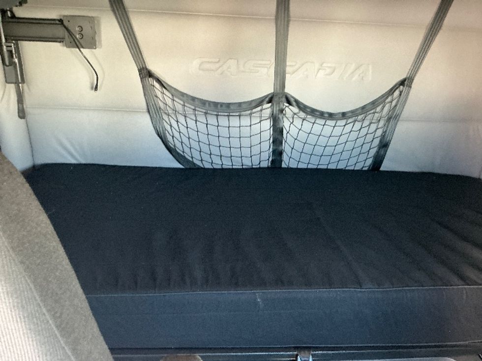 2020 Freightliner Cascadia 126" Sleeper Cab photo 16