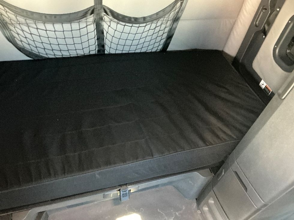 Sleeper Tractor-Heavy Duty Tractors-Freightliner-2020-T12664ST-Indianapolis-IN-240,000\n\t\tmiles-$ 77,250 - Image 17