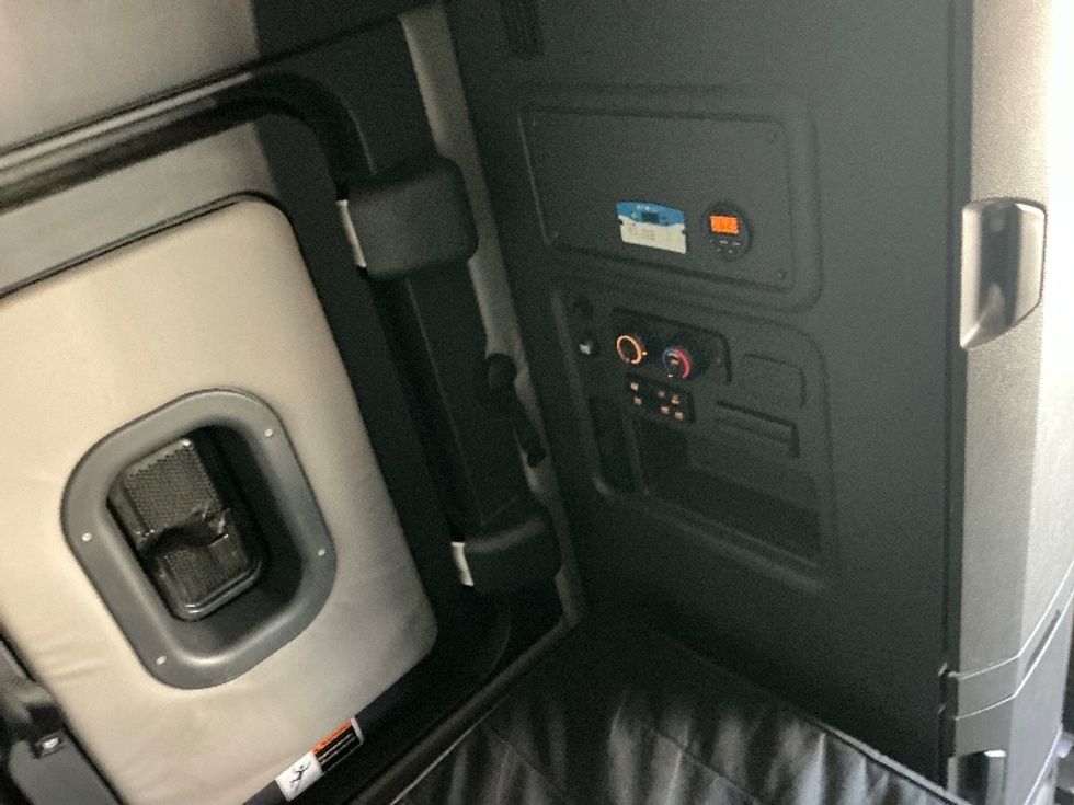 2020 Freightliner Cascadia 126" Sleeper Cab photo 17