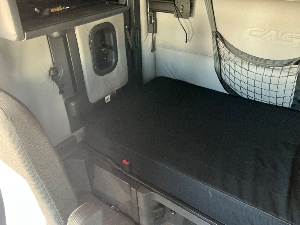 2020 Freightliner Cascadia 126" Sleeper Cab photo 18