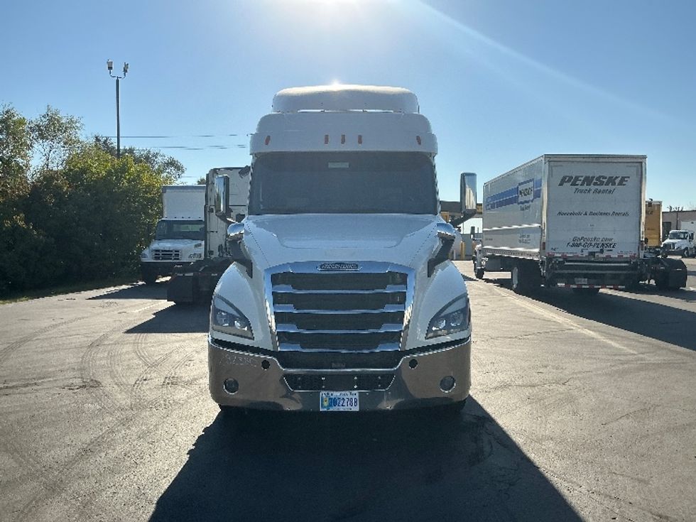 2020 Freightliner Cascadia 126" Sleeper Cab photo 2