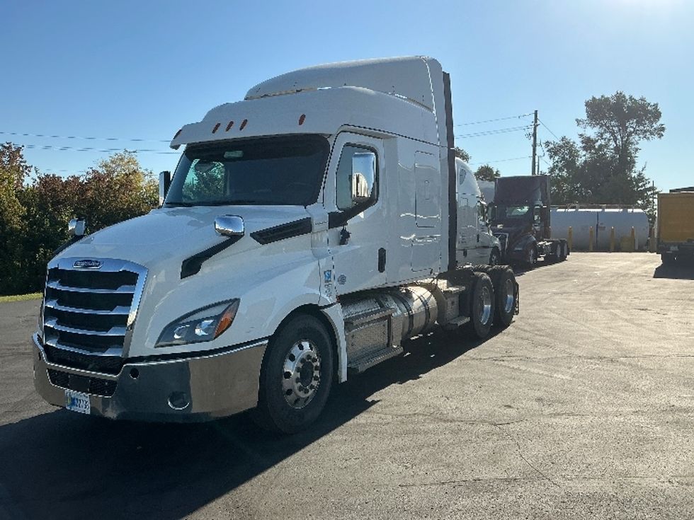 2020 Freightliner Cascadia 126" Sleeper Cab photo 3