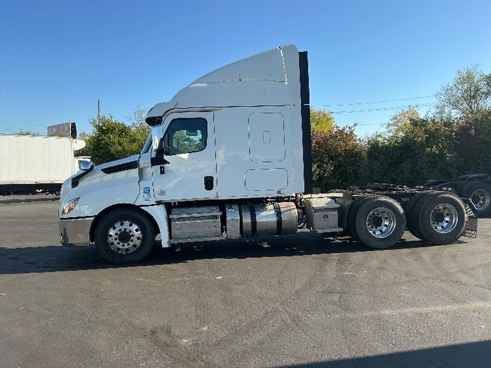 2020 Freightliner Cascadia 126" Sleeper Cab photo 4