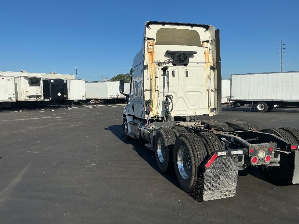 2020 Freightliner Cascadia 126" Sleeper Cab photo 5
