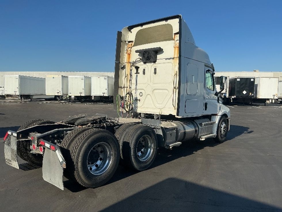 2020 Freightliner Cascadia 126" Sleeper Cab photo 7