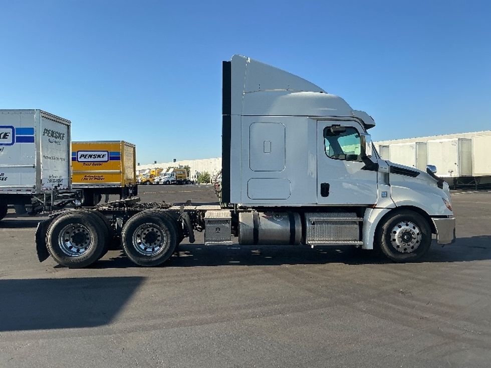 2020 Freightliner Cascadia 126" Sleeper Cab photo 8