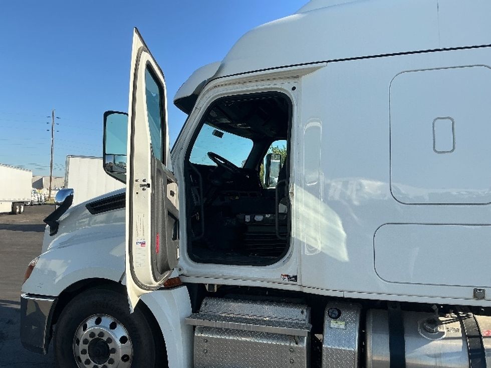 2020 Freightliner Cascadia 126" Sleeper Cab photo 9