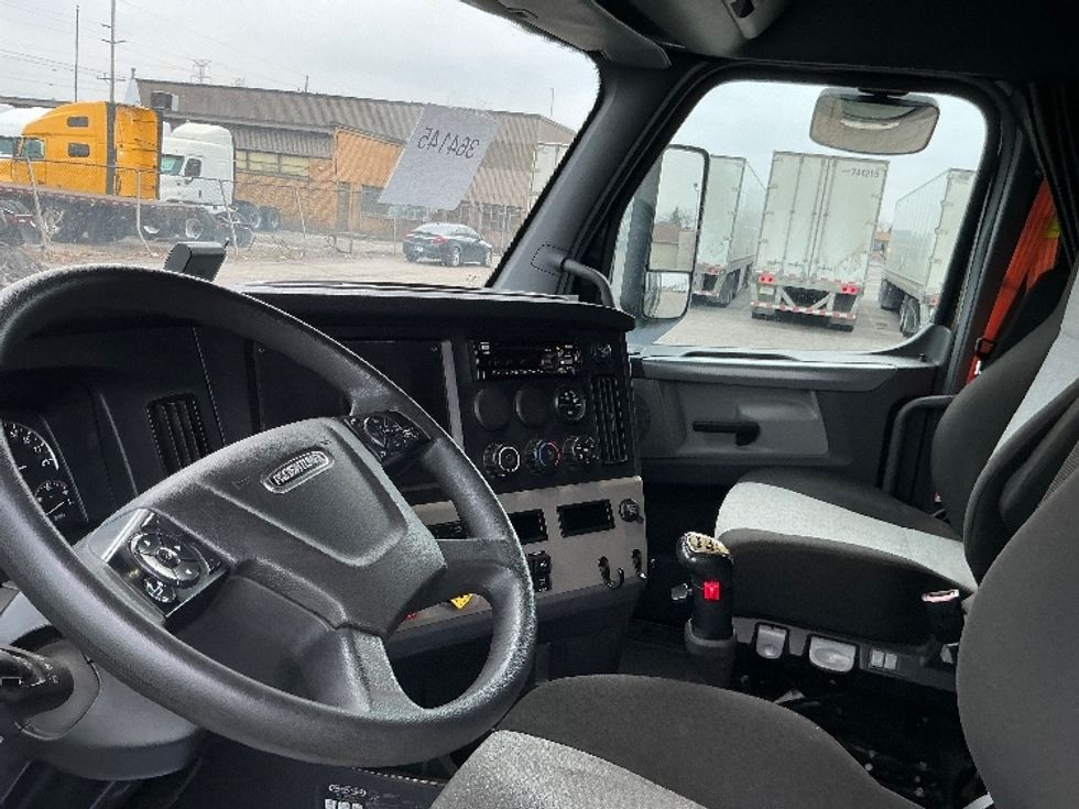 Sleeper Tractor-Heavy Duty Tractors-Freightliner-2020-T12664ST-Indianapolis-IN-496,734\n\t\tmiles-$ 68,000 - Image 10
