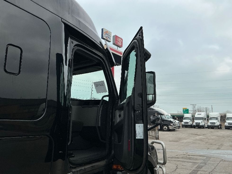 Sleeper Tractor-Heavy Duty Tractors-Freightliner-2020-T12664ST-Indianapolis-IN-496,734\n\t\tmiles-$ 68,000 - Image 13