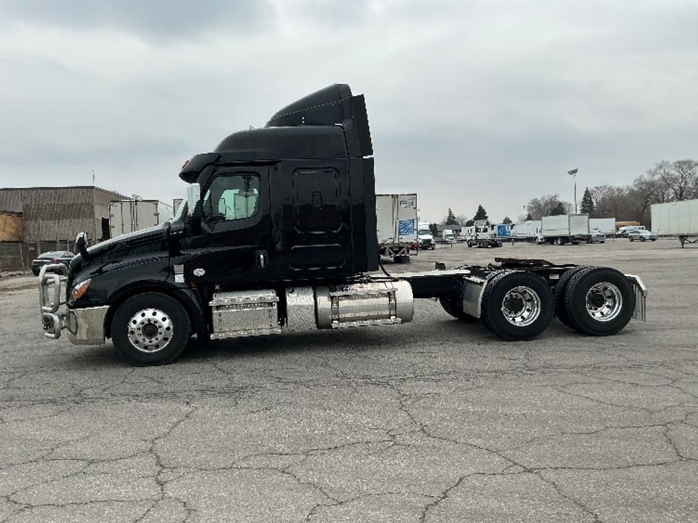 Sleeper Tractor-Heavy Duty Tractors-Freightliner-2020-T12664ST-Indianapolis-IN-496,734\n\t\tmiles-$ 68,000 - Image 4