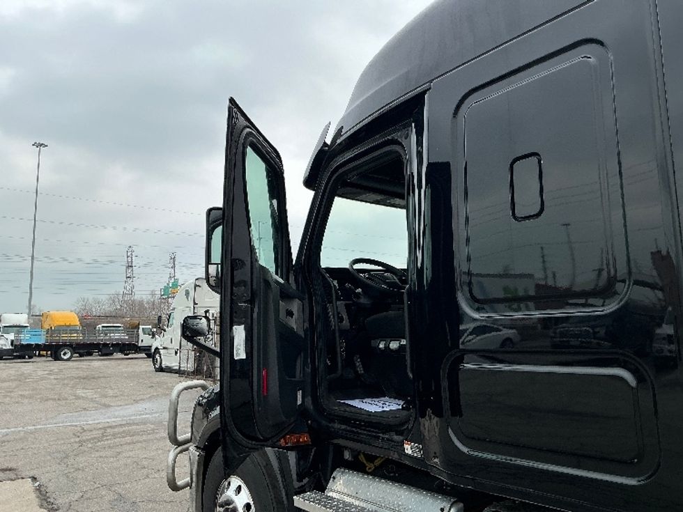 Sleeper Tractor-Heavy Duty Tractors-Freightliner-2020-T12664ST-Indianapolis-IN-496,734\n\t\tmiles-$ 68,000 - Image 9