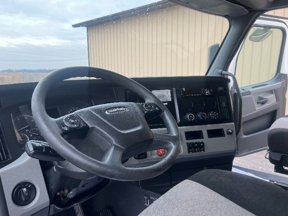 Sleeper Tractor-Heavy Duty Tractors-Freightliner-2020-T12664ST-Indianapolis-IN-584,016\n\t\tmiles-$ 55,250 - Image 10