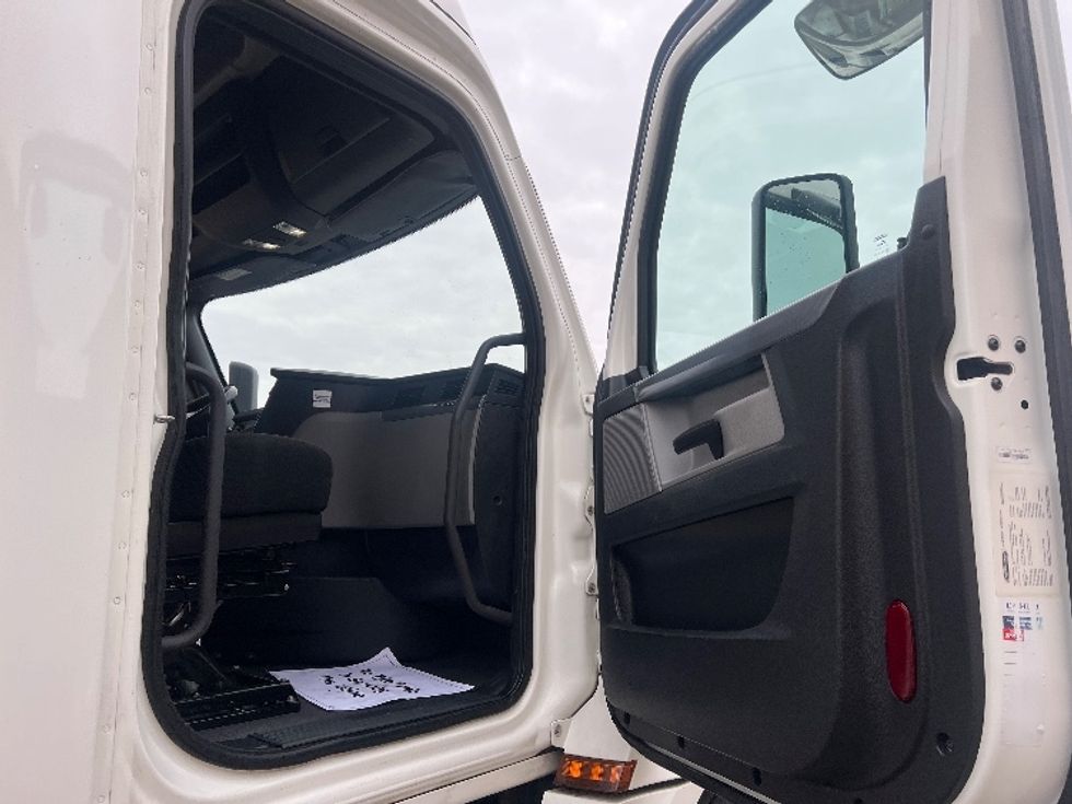 Sleeper Tractor-Heavy Duty Tractors-Freightliner-2020-T12664ST-Indianapolis-IN-584,016\n\t\tmiles-$ 55,250 - Image 13