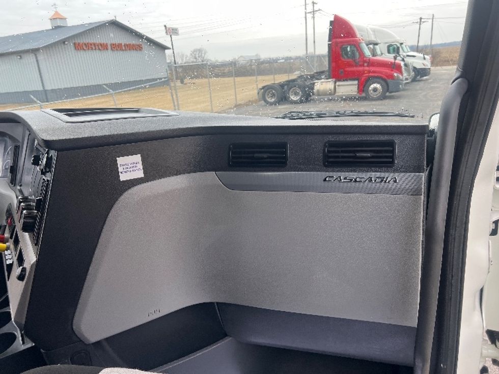 Sleeper Tractor-Heavy Duty Tractors-Freightliner-2020-T12664ST-Indianapolis-IN-584,016\n\t\tmiles-$ 55,250 - Image 14