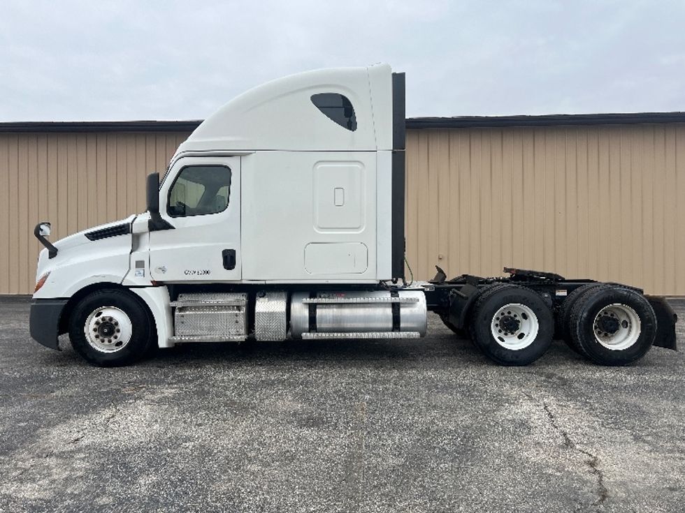 Sleeper Tractor-Heavy Duty Tractors-Freightliner-2020-T12664ST-Indianapolis-IN-584,016\n\t\tmiles-$ 55,250 - Image 4