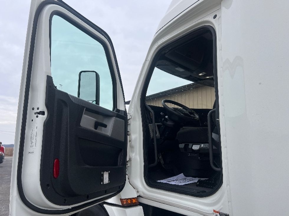 Sleeper Tractor-Heavy Duty Tractors-Freightliner-2020-T12664ST-Indianapolis-IN-584,016\n\t\tmiles-$ 55,250 - Image 9