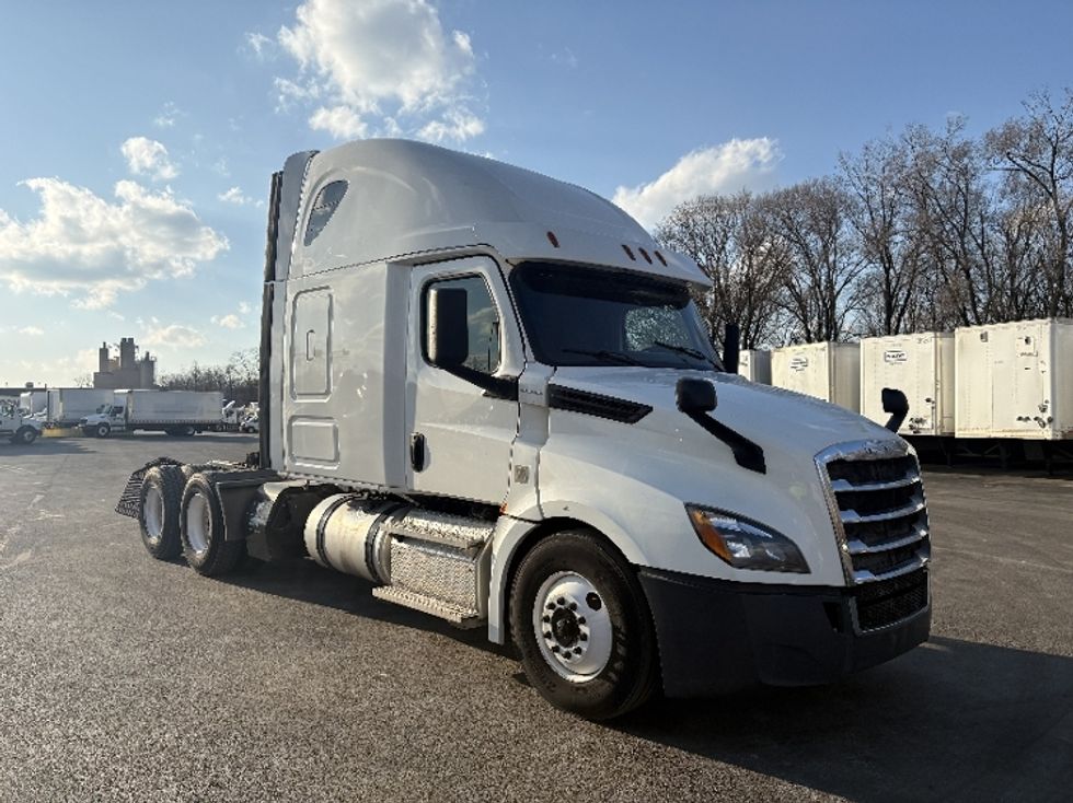 Sleeper Tractor-Heavy Duty Tractors-Freightliner-2020-T12664ST-Indianapolis-IN-611,032\n\t\tmiles-$ 46,500 - Image 1