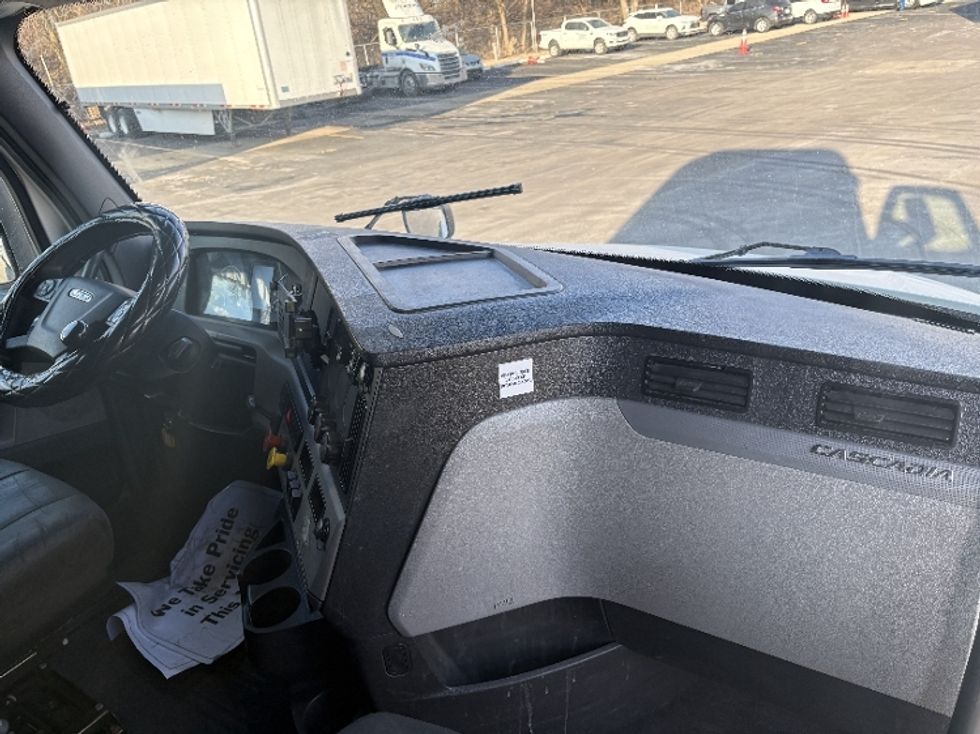 Sleeper Tractor-Heavy Duty Tractors-Freightliner-2020-T12664ST-Indianapolis-IN-611,032\n\t\tmiles-$ 46,500 - Image 12