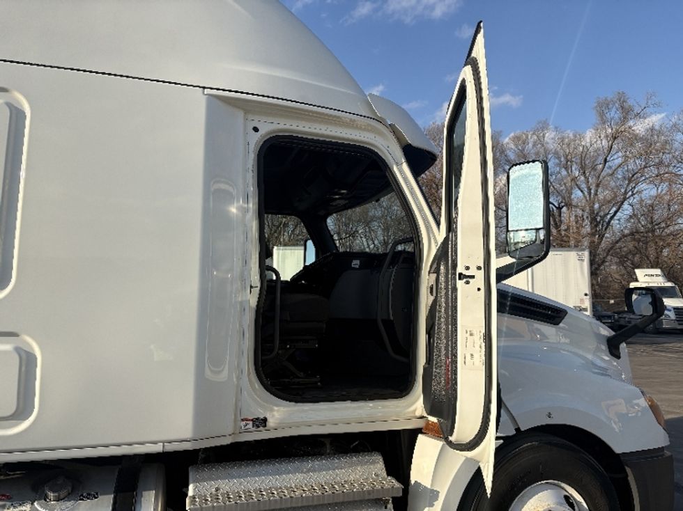 Sleeper Tractor-Heavy Duty Tractors-Freightliner-2020-T12664ST-Indianapolis-IN-611,032\n\t\tmiles-$ 46,500 - Image 13