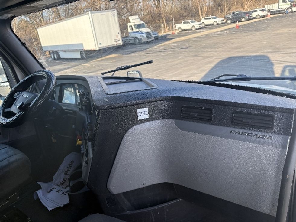 Sleeper Tractor-Heavy Duty Tractors-Freightliner-2020-T12664ST-Indianapolis-IN-611,032\n\t\tmiles-$ 46,500 - Image 14