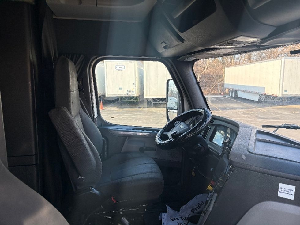 Sleeper Tractor-Heavy Duty Tractors-Freightliner-2020-T12664ST-Indianapolis-IN-611,032\n\t\tmiles-$ 46,500 - Image 15