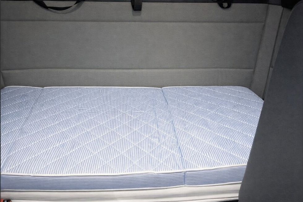 Sleeper Tractor-Heavy Duty Tractors-Freightliner-2020-T12664ST-Indianapolis-IN-611,032\n\t\tmiles-$ 46,500 - Image 17