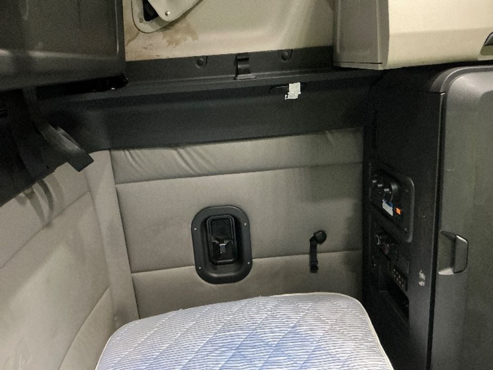 Sleeper Tractor-Heavy Duty Tractors-Freightliner-2020-T12664ST-Indianapolis-IN-611,032\n\t\tmiles-$ 46,500 - Image 18