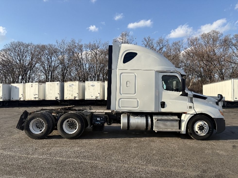 Sleeper Tractor-Heavy Duty Tractors-Freightliner-2020-T12664ST-Indianapolis-IN-611,032\n\t\tmiles-$ 46,500 - Image 8