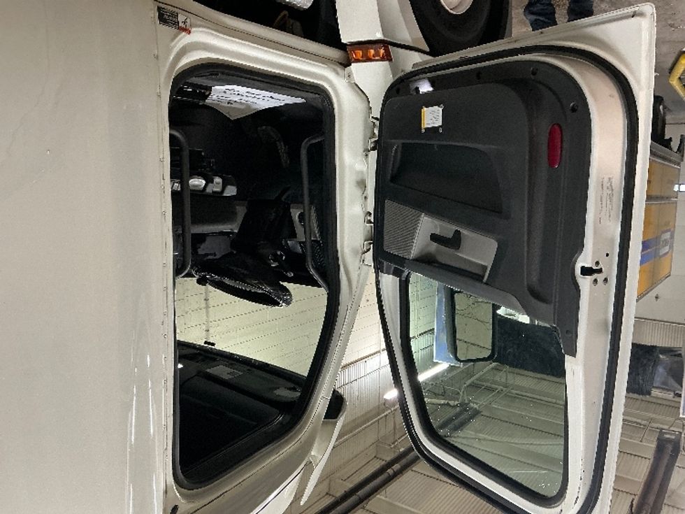 Sleeper Tractor-Heavy Duty Tractors-Freightliner-2020-T12664ST-Indianapolis-IN-611,032\n\t\tmiles-$ 46,500 - Image 9