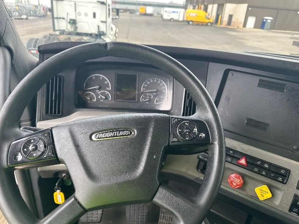 Sleeper Tractor-Heavy Duty Tractors-Freightliner-2020-T12664ST-Indianapolis-IN-618,636\n\t\tmiles-$ 43,000 - Image 11