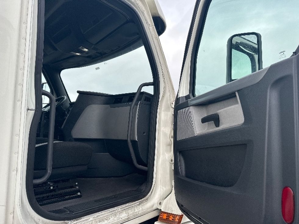 Sleeper Tractor-Heavy Duty Tractors-Freightliner-2020-T12664ST-Indianapolis-IN-618,636\n\t\tmiles-$ 43,000 - Image 13