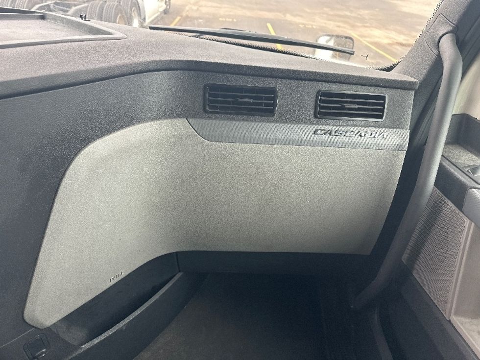 Sleeper Tractor-Heavy Duty Tractors-Freightliner-2020-T12664ST-Indianapolis-IN-618,636\n\t\tmiles-$ 43,000 - Image 14