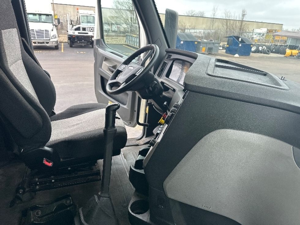 Sleeper Tractor-Heavy Duty Tractors-Freightliner-2020-T12664ST-Indianapolis-IN-618,636\n\t\tmiles-$ 43,000 - Image 15