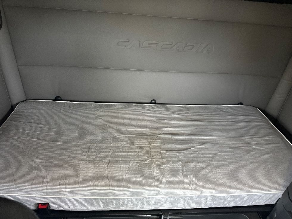 Sleeper Tractor-Heavy Duty Tractors-Freightliner-2020-T12664ST-Indianapolis-IN-618,636\n\t\tmiles-$ 43,000 - Image 16