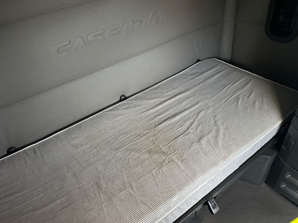 Sleeper Tractor-Heavy Duty Tractors-Freightliner-2020-T12664ST-Indianapolis-IN-618,636\n\t\tmiles-$ 43,000 - Image 17